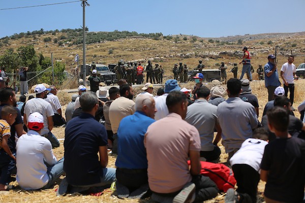 فلسطينيون يؤدون صلاة الجمعة في أراضٍ مهددة بالاستيلاء في قرية إذنا غرب الخليل بالضفة الغربية، الجمعة 12 يونيو/حزيران 2026.تصوير: مأمون وزواز