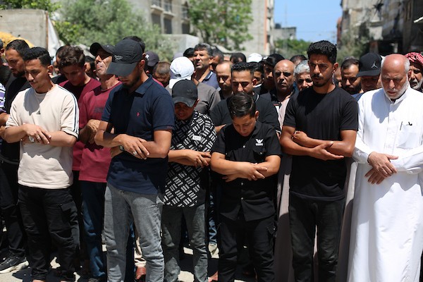 فلسطينيون يشيعون الشرطي منصور سامي شحتوت في مخيم النصيرات وسط غزة، 27 يونيو/حزيران 2026.تصوير: حسن الجدي.