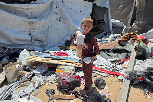 فلسطينيون يتفقدون خيمة متضررة لعائلة نازحة عقب غارة إسرائيلية استهدفت المارة في شارع الجلاء بمدينة غزة،27 يونيو/حزيران 2026. تصوير: بلال أسامة.
