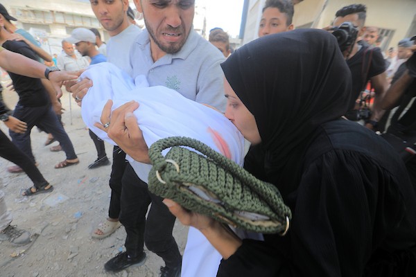 تجمّع المشيّعون لتوديع جثامين عدد من الفلسطينيين، بينهم طفل ووالده، في مستشفى الشفاء بمدينة غزة، في 7 يونيو/حزيران 2026. وقد سقط الضحايا في غارات إسرائيلية استهدفت مناطق متفرقة من مدينة غزة مساء اليوم السابق. (صورة: بلال أسامة)