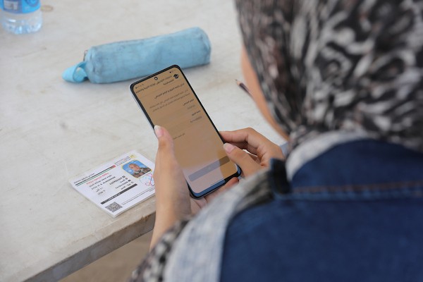 طلاب فلسطينيون نازحون يؤدون امتحان الثانوية العامة الإلكتروني داخل مخيم مزود بخدمة الإنترنت في مدينة غزة. صورة: بلال أسامة.