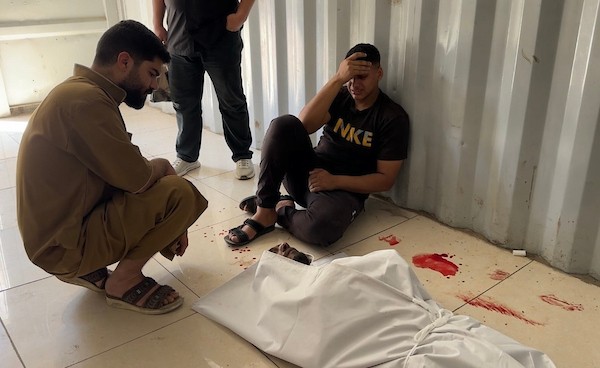 نقل مسعفون جثمان رجل فلسطيني وعدداً من الجرحى إلى مستشفى العودة في النصيرات، وسط قطاع غزة، في 13 يونيو/حزيران 2026، إثر هجوم إسرائيلي استهدف عمال بلدية من البريج صورة: حسن الجديدي