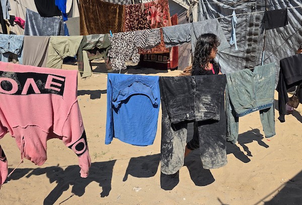 الفلسطينية سماهر الهسي تعيش مع بناتها الخمس في ظروف قاسية داخل خيمة بمنطقة المواصي غرب خان يونس، جنوب قطاع غزة، 29 يونيو/حزيران 2026.صورة: طارق محمد