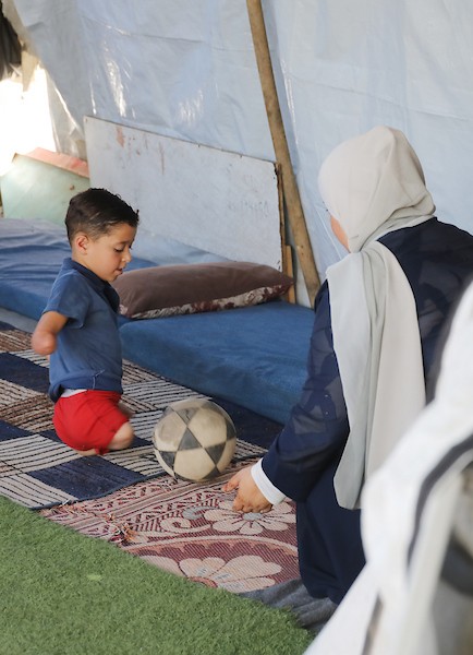 الطفل محمد شعبان (9 سنوات) رغم بتر ساقيه وذراعه يلعب كرة القدم داخل خيمة النزوح في جباليا شمال غزة، 22 يونيو/حزيران 2026.تصوير: بلال أسامة