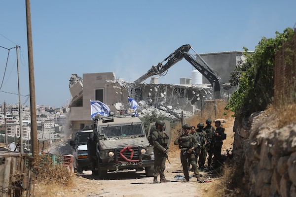 جرافات إسرائيلية تهدم منزلاً لعائلة فلسطينية في منطقة خربة قلقاس جنوب الخليل بالضفة الغربية. 23 يونيو/حزيران 2026.تصوير: مأمون وزواز