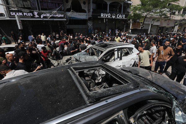 يتفقد فلسطينيون موقع غارة إسرائيلية استهدفت مركبة في حي الرمال بمدينة غزة في 22 يونيو/حزيران 2026، أسفرت الغارة عن استشهاد فتاة وإصابة آخرين. صورة: بلال أسامة