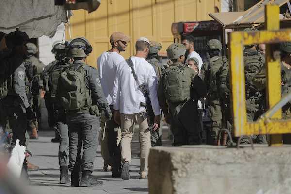 جنود إسرائيليون يغلقون مداخل البلدة القديمة في الخليل، ويقيّدون حركة الفلسطينيين لتأمين دخول مستوطنين إلى المنطقة، 13 يونيو/حزيران 2026.تصوير: مأمون وزواز