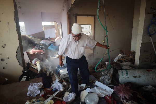 فلسطينيون يتفقدون موقع غارة إسرائيلية استهدفت مبنى سكنياً في حي تل الهوى بمدينة غزة، وسط تناثر ممتلكات السكان وآثار الدمار، 4 حزيران/يونيو 2026. تصوير: مجدي فتحي.