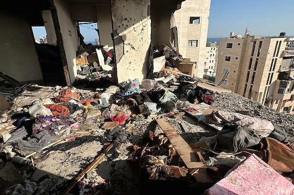 فلسطينيون يتفقدون منزلاً متضرراً عقب غارة جوية إسرائيلية استهدفت شقة لعائلة لبد شمال غرب مدينة غزة، وأسفرت عن استشهاد خمسة من أفراد العائلة وإصابة آخرين، 4 حزيران/يونيو 2026. تصوير: هادي داود.