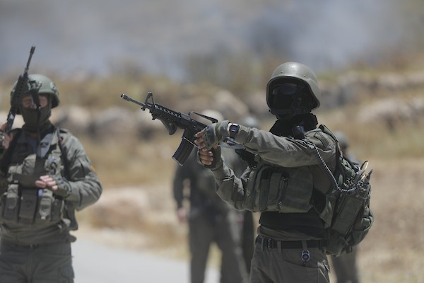 فلسطينيون يتجمعون في قرية إدنا غرب الخليل احتجاجاً على حرق أجزاء من أراضيهم، قبل أن تفرّقهم القوات الإسرائيلية بالغاز والقنابل الصوتية والرصاص الحي. تصوير: مأمون وزواز