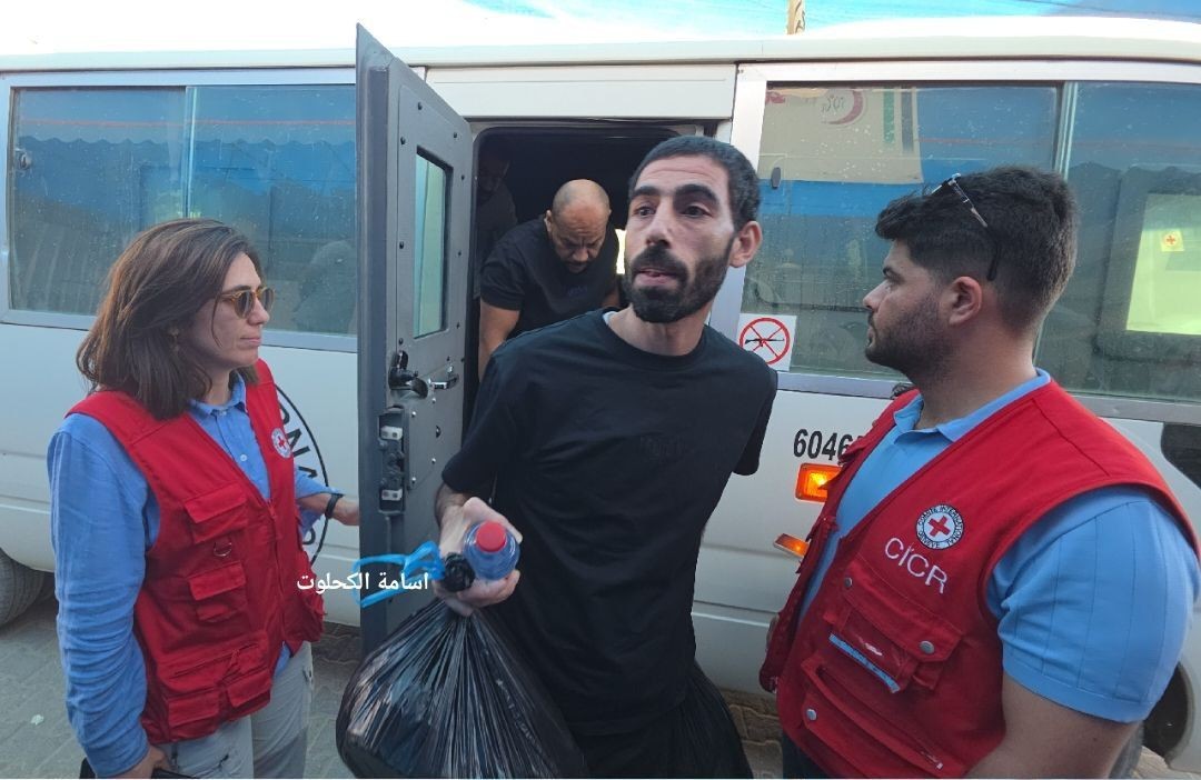 الأسرى المفرج عنهم من سجون الاحتلال والذين وصلوا إلى مستشفى شهداء الأقصى ....jpg
