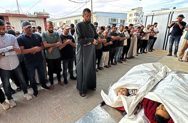 أقارب ومشيعون يودّعون جثماني صقر خليل أبو كريم ومؤمن خليل أبو كريم (العايدي) في مستشفى شهداء الأقصى بدير البلح، وسط قطاع غزة، بعد استشهادهما في غارة إسرائيلية استهدفت محيط دوار مكي في مخيم المغازي، 3 حزيران/يونيو 2026. تصوير: أحمد إبراهيم