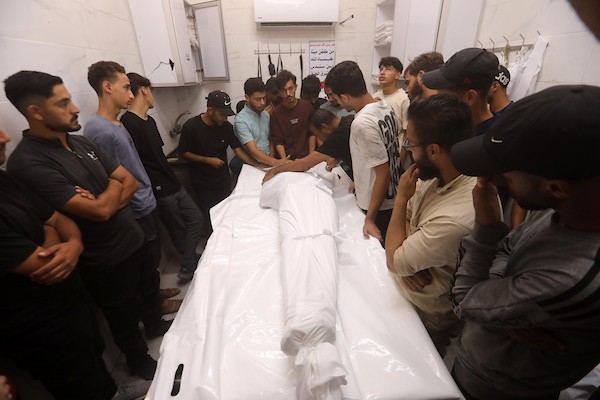 تجمع المشيعون حول جثماني فلسطينيين اثنين في مستشفى الشفاء بمدينة غزة في 25 يونيو/حزيران 2026. صورة: بلال أسامة