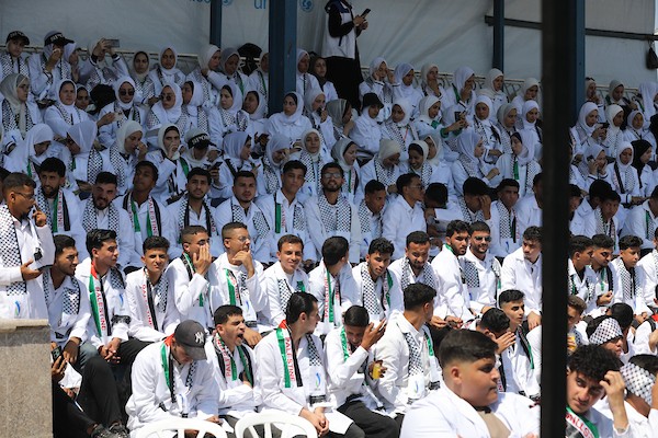 طلبة من كلية التمريض وعلوم الصحة في الكلية الجامعية للعلوم التطبيقية يرتدون المعطف الأبيض ويؤدون القسم بين أنقاض كليتهم المدمرة في غزة.صورة: بلال أسامة