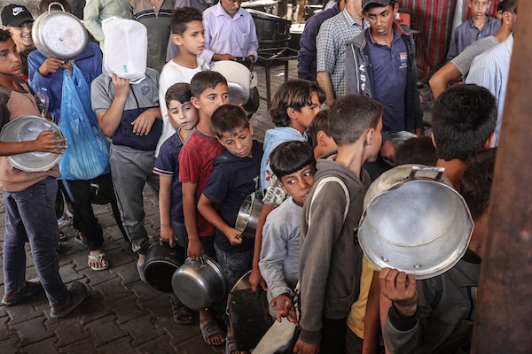 نازحون فلسطينيون يتجمعون لتلقي وجبات مجانية في مخيم النصيرات وسط قطاع غزة، حيث تتفاقم أزمة الغذاء مع تراجع عمليات الإغاثة، في 6 يونيو/حزيران 2026. صورة: معز صالحي.