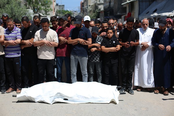 شارك فلسطينيون في جنازة الشرطي منصور سامي شحتوت في مخيم النصيرات للاجئين وسط قطاع غزة، في 27 يونيو/حزيران 2026. صورة: حسن الجدي