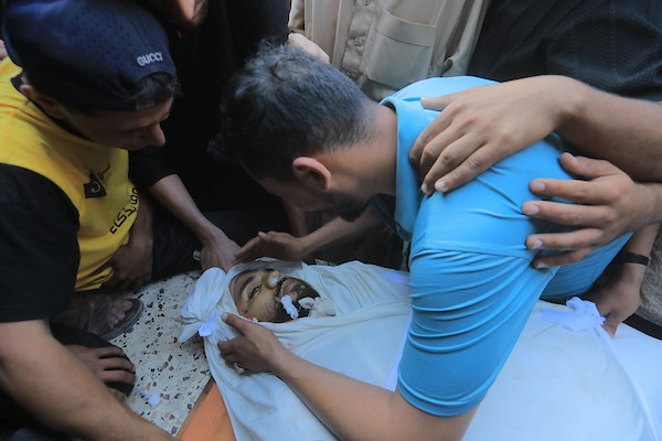 فلسطينيون يشيعون ضحايا غارة إسرائيلية استهدفت خيامًا لعائلات نازحة غرب مدينة غزة في 6 يونيو/حزيران 2026. ، بينما يحاول آخرون إنقاذ الجرحى وانتشال الجثث من موقع الاستهداف. صورة: بلال أسامة.
