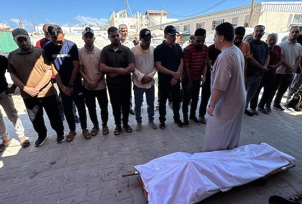 فلسطينيون يودّعون جثماني امرأة وطفل في مستشفى شهداء الأقصى بدير البلح، وسط قطاع غزة، في 15 يونيو/حزيران 2026.تصوير: أحمد إبراهيم