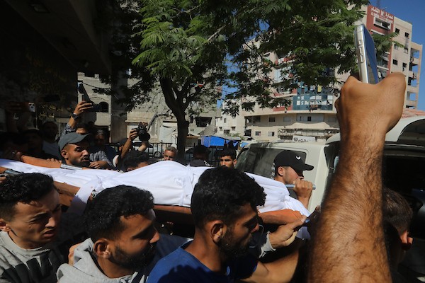 مشيعون في مستشفى الشفاء بمدينة غزة يودعون الفتى عباس محمد أبو جبل، 16 عامًا، الذي استشهد في غارة إسرائيلية استهدفت مركبة مساء 7 يونيو/حزيران 2026. تصوير: بلال أسامة.