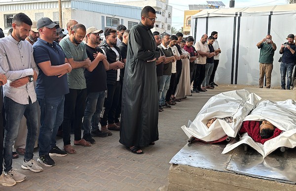ودّع الأقارب والمشيعون جثماني صقر خليل أبو كريم (العايدي) ومؤمن خليل أبو كريم (العايدي) خلال جنازتهما في مستشفى شهداء الأقصى بدير البلح، وسط قطاع غزة، في 3 يونيو/حزيران 2026.صورة: أحمد إبراهيم