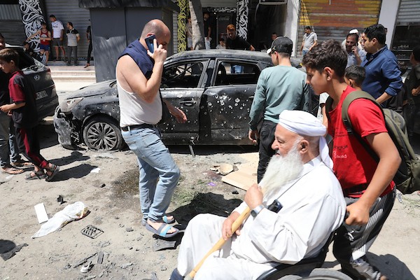 يتفقد فلسطينيون موقع غارة إسرائيلية استهدفت مركبة في حي الرمال بمدينة غزة في 22 يونيو/حزيران 2026.(صورة: بلال أسامة)