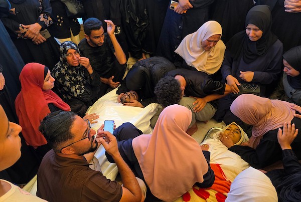 مشيعون يلتفون حول جثماني شاب وشقيقته الصغرى في مجمع ناصر الطبي بخان يونس، 27 يونيو/حزيران 2026. تصوير: طارق محمد
