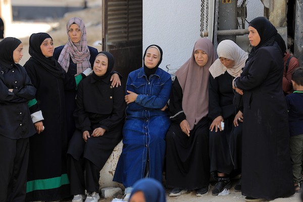 تجمّع المشيّعون لتوديع جثامين عدد من الفلسطينيين، بينهم طفل ووالده، في مستشفى الشفاء بمدينة غزة، في 7 يونيو/حزيران 2026. وقد سقط الضحايا في غارات إسرائيلية استهدفت مناطق متفرقة من مدينة غزة مساء اليوم السابق. (صورة: بلال أسامة)
