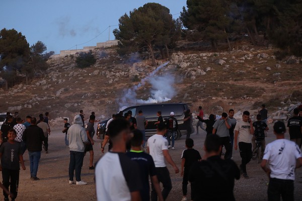 فلسطينيون يركضون للاحتماء بعد إطلاق قوات الاحتلال الإسرائيلي قنابل الغاز المسيل للدموع باتجاه زوار منطقة برك سليمان التاريخية، جنوب بيت لحم 12 يونيو/حزيران 2026. تصوير: مأمون وزوز