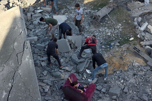 فلسطينيون يتفقدون الدمار الذي سببته غارة جوية إسرائيلية استهدفت خيام وملاجئ للنازحين في منطقة مواصي خان يونس، جنوب قطاع غزة، في 7 يونيو، 2026. تناثر الحطام والممتلكات الشخصية في جميع أنحاء المنطقة الرملية بينما كان السكان يبحثون بين حطام ملاجئهم المتضررة. (صورة:طارق محمد)