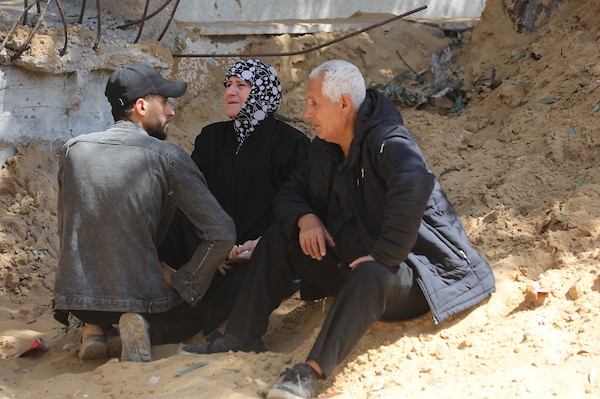 مشيّعون يودّعون جثامين تسعة فلسطينيين في مستشفى الشفاء بمدينة غزة، بعد استشهادهم في غارات جوية إسرائيلية استهدفت أربع شقق سكنية في مناطق متفرقة من المدينة، 4 حزيران/يونيو 2026. تصوير: بلال أسامة.