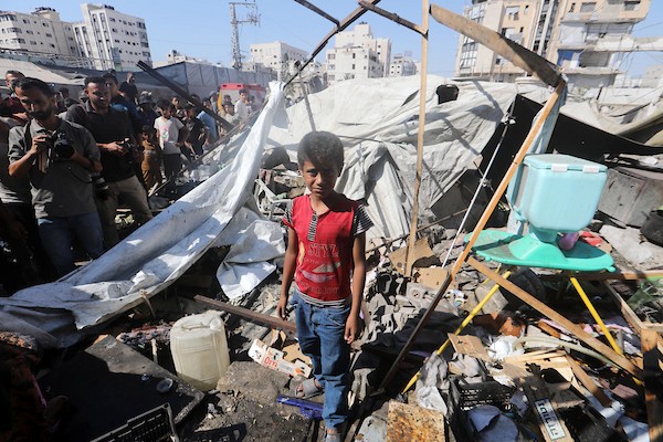 تجمع فلسطينيون حول خيمة متضررة تعود لعائلة نازحة بعد أن تضررت جراء غارة جوية إسرائيلية استهدفت المارة في شارع الجلاء بمدينة غزة، في 27 يونيو/حزيران 2026. صورة: بلال أسامة