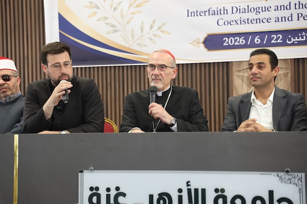 الكاردينال بييرباتيستا بيتسابالا، بطريرك القدس اللاتيني، يغرس شجرة زيتون بعد حضوره حوارًا بين الأديان في جامعة الأزهر بمدينة غزة، في 22 يونيو/حزيران 2026. (صورة: بلال أسامة)