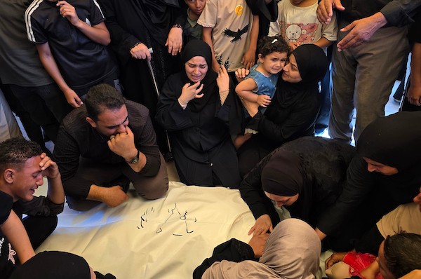 ودّع المشيّعون جثماني حسين القدرة ومحمد عبد الجواد الفرا خلال جنازتهما في خان يونس، جنوب قطاع غزة، في 18 يونيو/حزيران 2026. (صورة: طارق محمد)