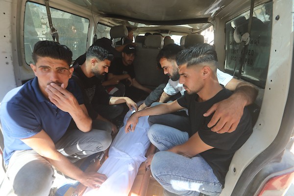 مشيعون في مستشفى الشفاء بمدينة غزة يودعون الفتى عباس محمد أبو جبل، 16 عامًا، الذي استشهد في غارة إسرائيلية استهدفت مركبة مساء 7 يونيو/حزيران 2026. تصوير: بلال أسامة.
