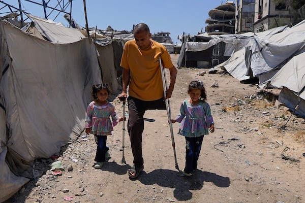المعتقل الفلسطيني المفرج عنه عبد الله أبو هربيد في مدينة غزة، بعد الإفراج عنه من الاعتقال، في 24 يونيو/ حزيران 2026.تصوير: محمد أبو القمصان