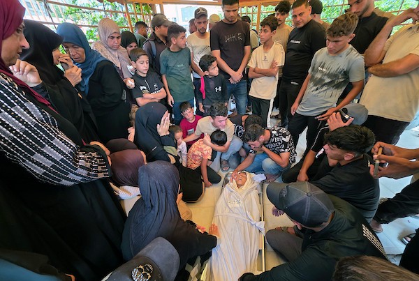 تجمع مشيعون حول جثمان الطفل وليد يوسف أبو جزر في مجمع ناصر الطبي بخان يونس،  27 يونيو/حزيران 2026. تصوير: طارق محمد.
