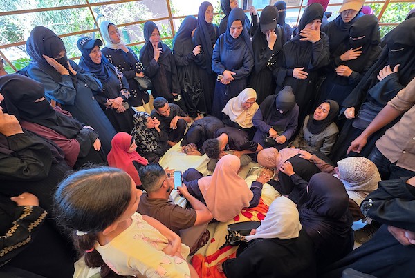مشيعون يلتفون حول جثماني شاب وشقيقته الصغرى في مجمع ناصر الطبي بخان يونس، 27 يونيو/حزيران 2026. تصوير: طارق محمد
