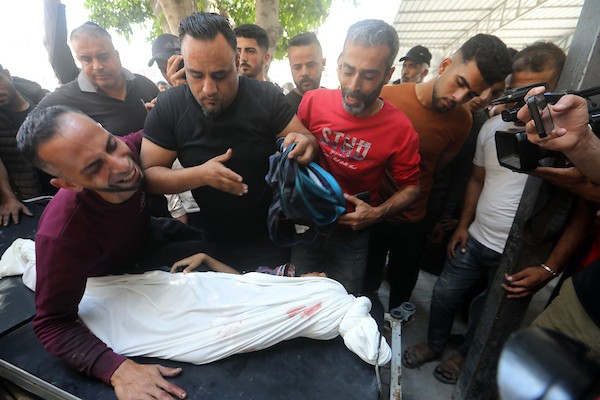 الفلسطيني يوسف سلمان يحمل الحقيبة المدرسية لابنه جاد، 8 أعوام، في مستشفى الشفاء بمدينة غزة، بعد استشهاده في غارة إسرائيلية على مخيم جباليا للاجئين، في 8 يونيو/حزيران 2026. تصوير: بلال أسامة