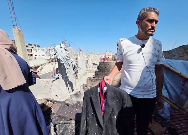 يتفقد فلسطينيون الأضرار في موقع غارة إسرائيلية قتلت العريس مهند فروانة على سطح منزلهم في خان يونس، جنوب قطاع غزة، في 6 يونيو/حزيران 2026، قبل ساعات من موعد زفافه، (صورة: طارق محمد)