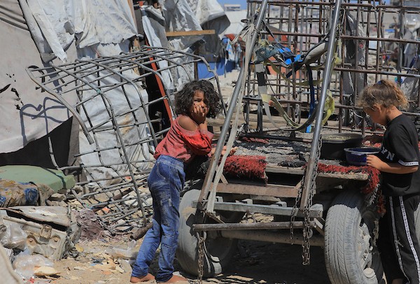 نازحون فلسطينيون يعيشون في خيام وسط الدمار في منطقة الزرقاء شرق غزة، 17 حزيران/يونيو 2026. تصوير: بلال أسامة.