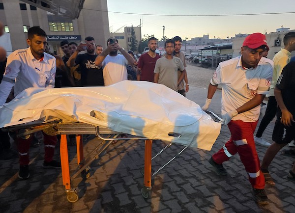 نقل جثماني شهيدين وعدد من الجرحى إلى مجمع ناصر الطبي في خان يونس، عقب غارة إسرائيلية استهدفت خيمة قرب شاطئ المدينة جنوبي قطاع غزة. تصوير: طارق محمد
