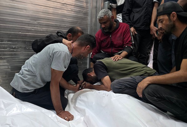 مشيعون يودعون جثماني فلسطينيين في مجمع ناصر الطبي بخان يونس، بعد مقتلهما في غارة إسرائيلية استهدفت مجموعة من المواطنين، في 8 يونيو/حزيران 2026. تصوير: طارق محمد.