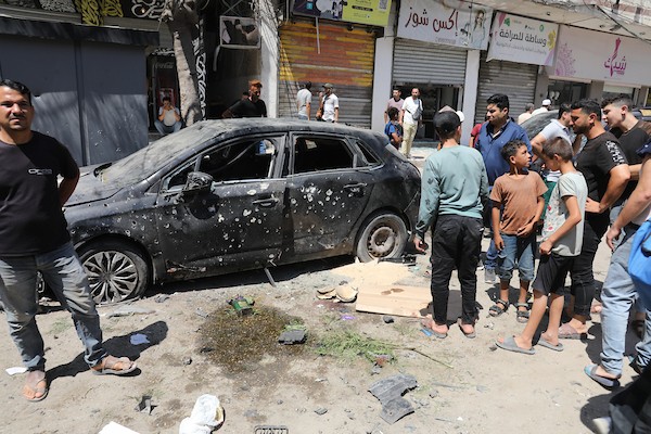 يتفقد فلسطينيون موقع غارة إسرائيلية استهدفت مركبة في حي الرمال بمدينة غزة في 22 يونيو/حزيران 2026.(صورة: بلال أسامة)