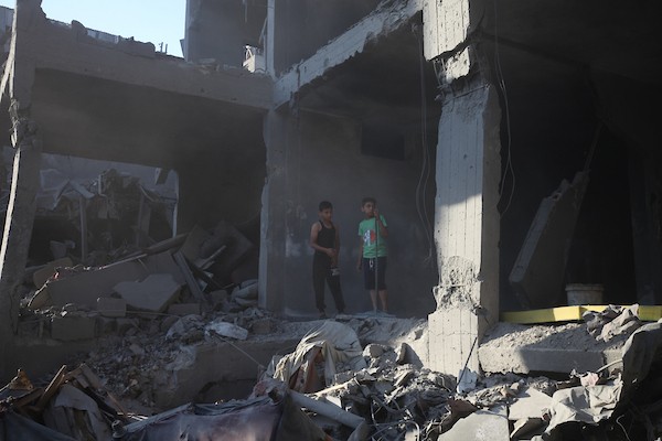 فلسطينيون يزيلون أنقاض مبنى دمرته غارة جوية إسرائيلية في مخيم المغازي للاجئين وسط قطاع غزة، الجمعة 12 يونيو/حزيران 2026. تصوير: معز صالحي