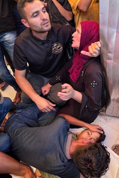 ودّع المشيّعون جثامين خمسة فلسطينيين، بينهم طفل، في مجمع ناصر الطبي بخان يونس، جنوب قطاع غزة، في 7 يونيو/حزيران 2026. ووفقًا لمصادر محلية، قُتل الضحايا وأُصيب آخرون في غارة إسرائيلية استهدفت نقطة مراقبة تابعة للشرطة غرب خان يونس. (صورة: طارق محمد)