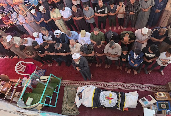 جثمان زكي أبو مصطفى، قائد في سرايا القدس، الجناح العسكري لحركة الجهاد الإسلامي، خلال جنازته في خان يونس، جنوب قطاع غزة، في 20 يونيو/حزيران 2026. صورة: طارق محمد
