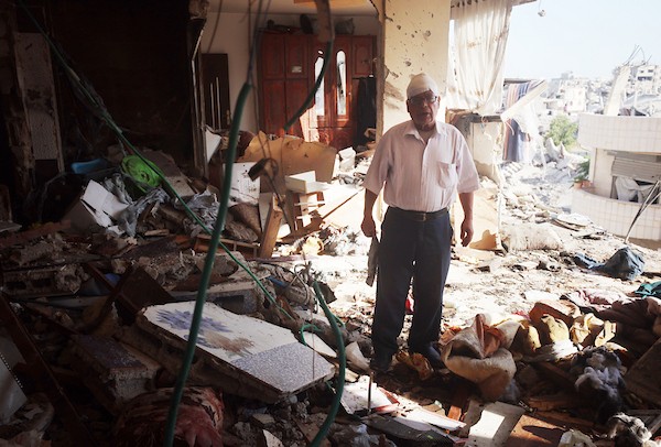 فلسطينيون يتفقدون موقع غارة إسرائيلية استهدفت مبنى سكنياً في حي تل الهوى بمدينة غزة، وسط تناثر ممتلكات السكان وآثار الدمار، 4 حزيران/يونيو 2026. تصوير: مجدي فتحي.