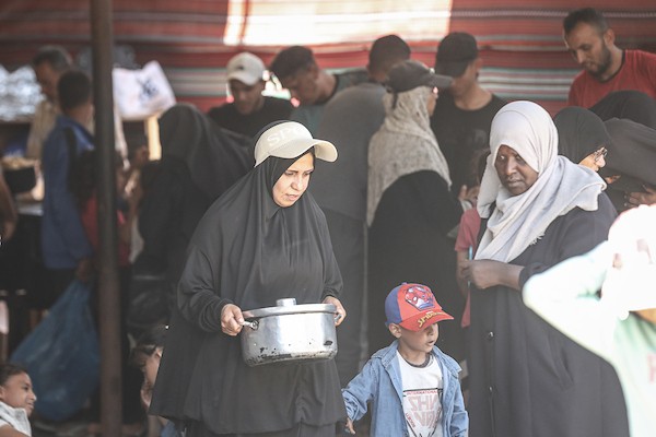 نازحون فلسطينيون يتجمعون لتلقي وجبات مجانية في مخيم النصيرات وسط قطاع غزة، حيث تتفاقم أزمة الغذاء مع تراجع عمليات الإغاثة، في 6 يونيو/حزيران 2026. صورة: معز صالحي.