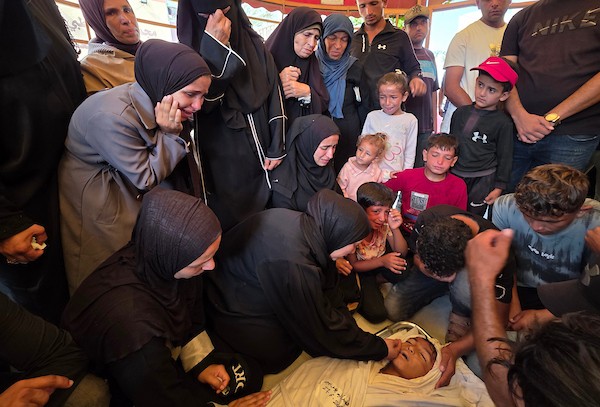 تجمع المشيعون حول جثمان الطفل وليد يوسف أبو جزر في مجمع ناصر الطبي بخان يونس، جنوب قطاع غزة، في 27 يونيو/حزيران 2026 .صورة: طارق محمد