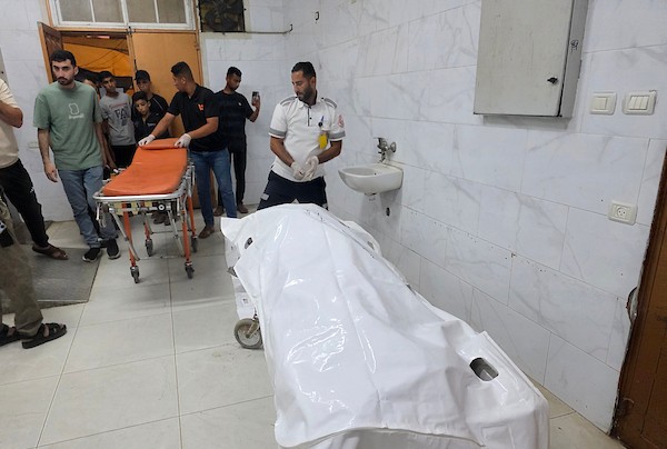 نقل جثماني شهيدين وعدد من الجرحى إلى مجمع ناصر الطبي في خان يونس، عقب غارة إسرائيلية استهدفت خيمة قرب شاطئ المدينة جنوبي قطاع غزة. تصوير: طارق محمد